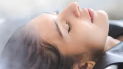 Solari guest laying in a spa bed with mentol steam around her head.